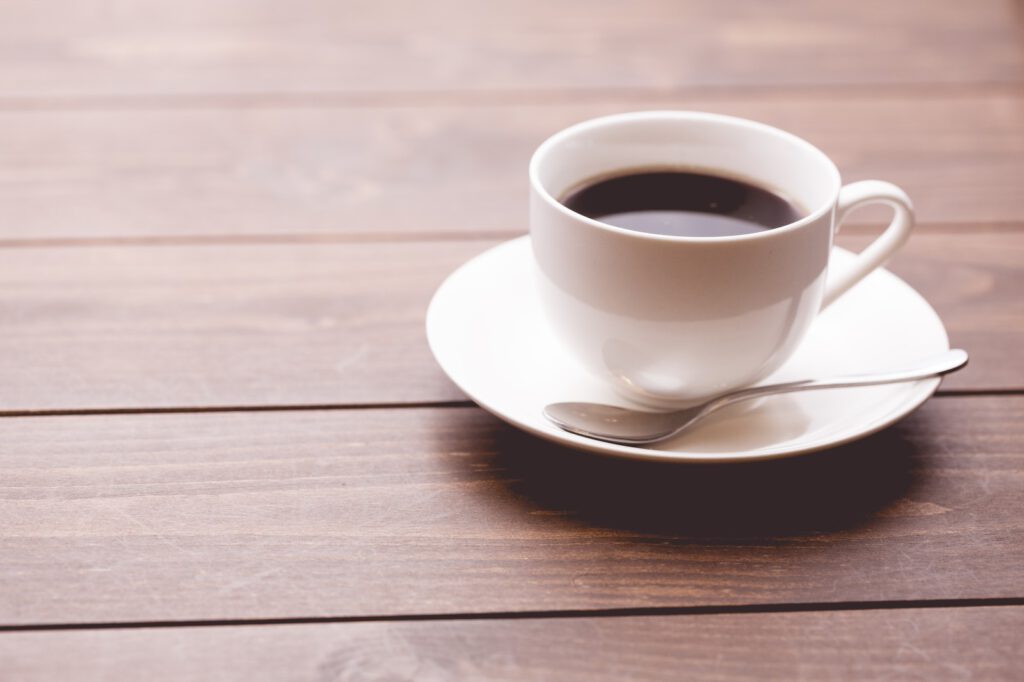 休憩中のコーヒーの画像